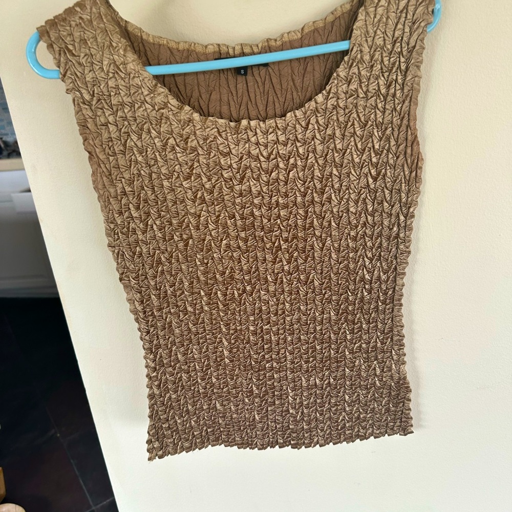 Cute gold top size small stretch to it